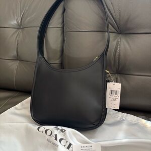 New with tags Coach Curve Zip Bag - Black